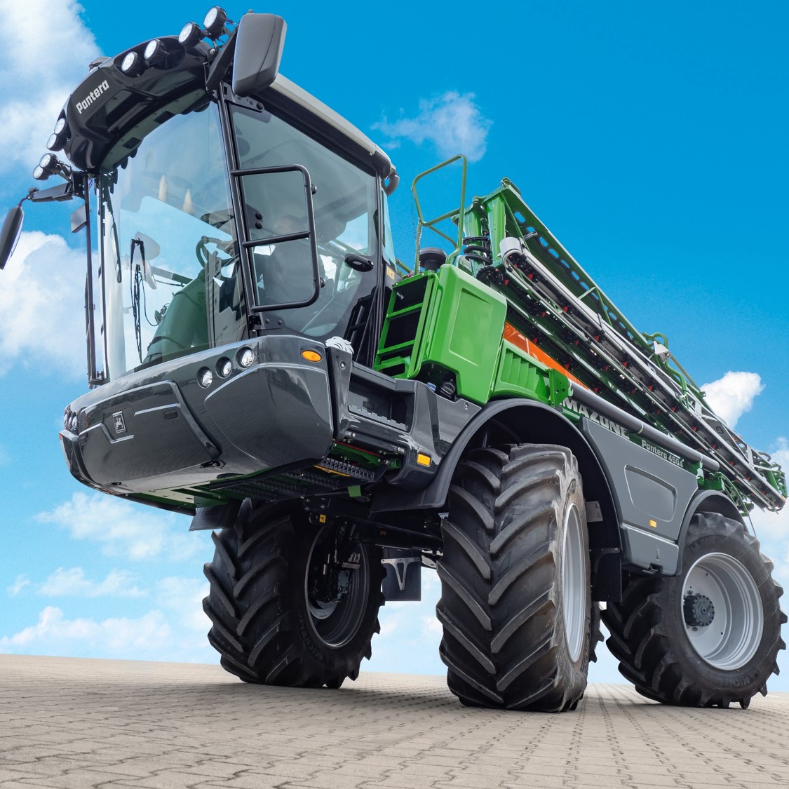 自走式スプレイヤー　Pantera 4504